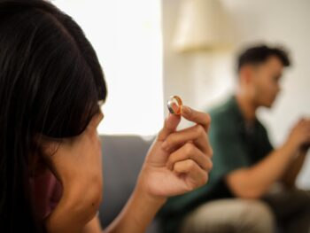 Husband and Wife Remove Married Ring, Divorce After Conflict